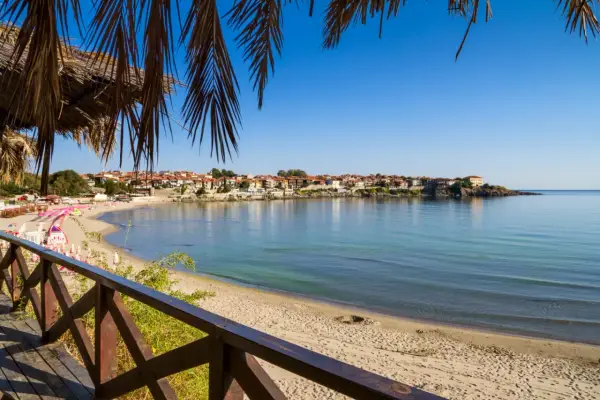 Widok na zatokę z piaszczystą plażą i miasteczkiem w tle. Czy to złote piaski, czy słoneczny brzeg?