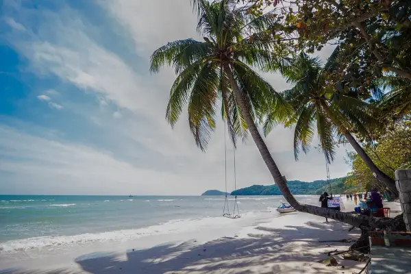 Rajska plaża na wyspie Phu Quoc z palmami, huśtawką i turkusowym morzem. Idealne miejsce na relaks.